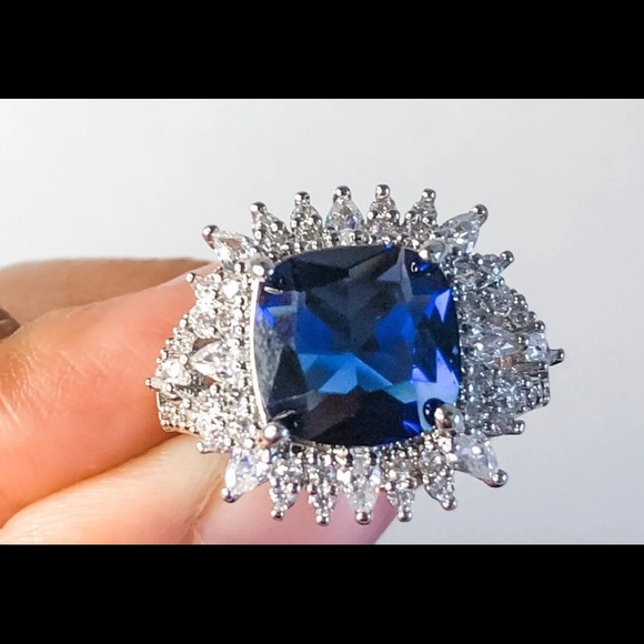 Cushion cut sapphire ring - Picture 2 of 4